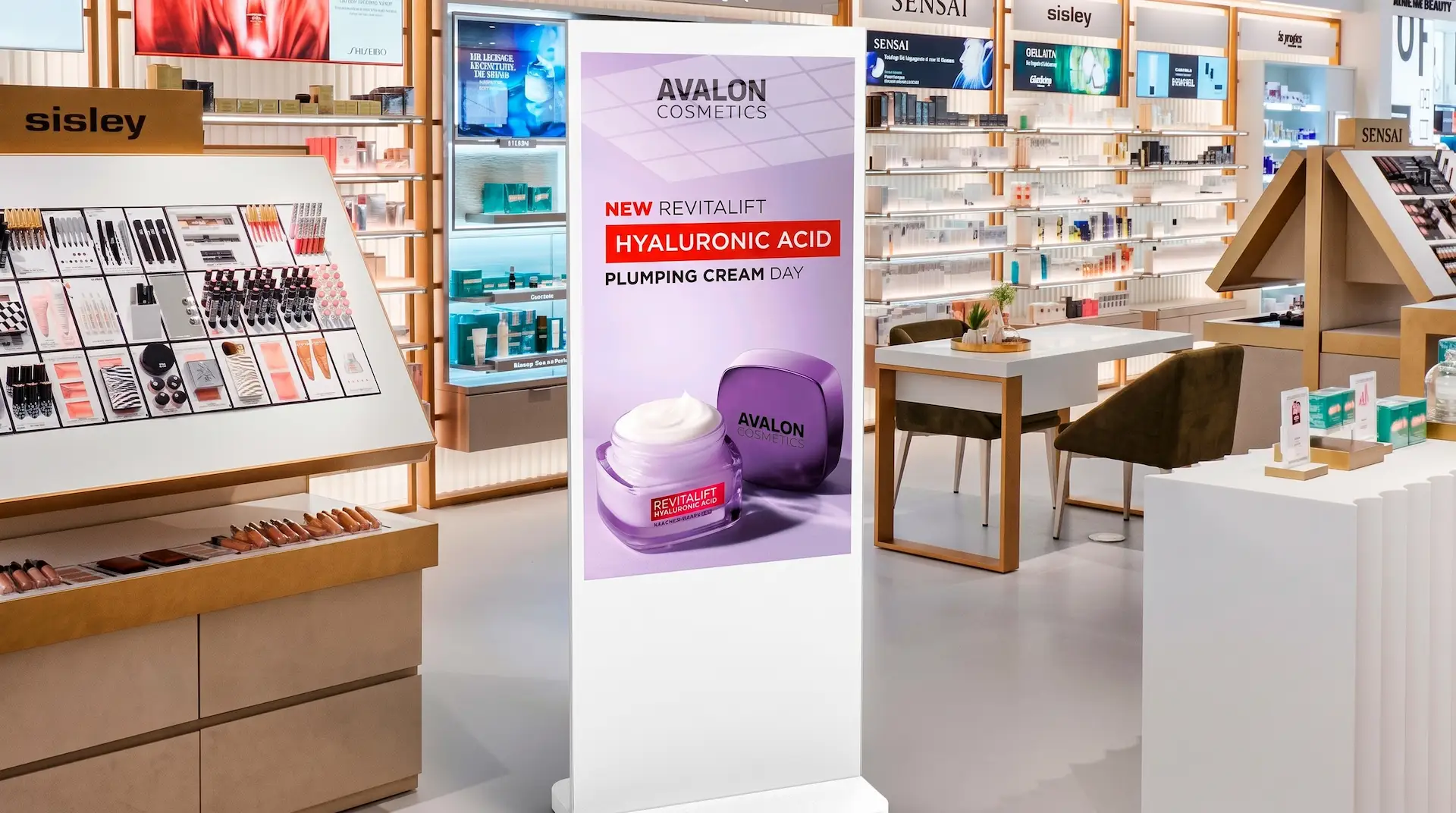 Digital skiltning: fritstående totem i makeup-butik