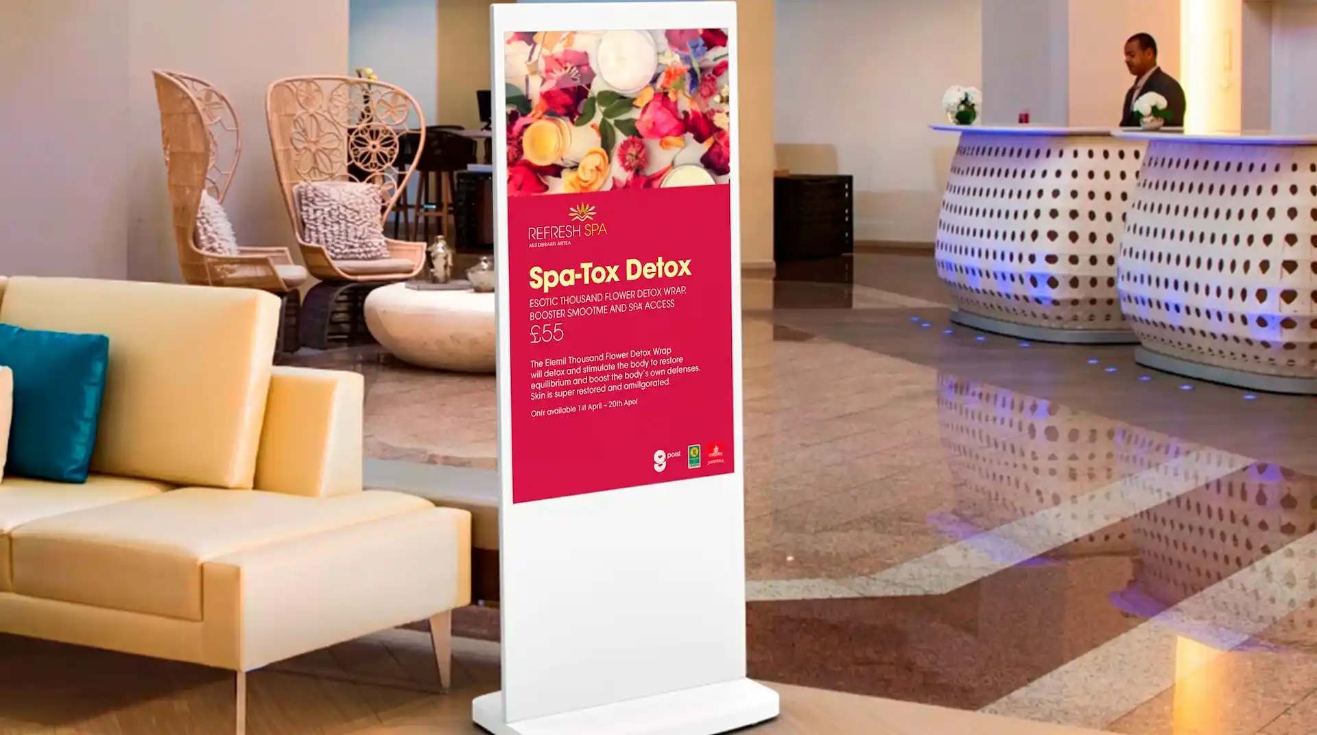 Hvid digital totem poster med Android i hotellobby, reklamerer for hotellets spa
