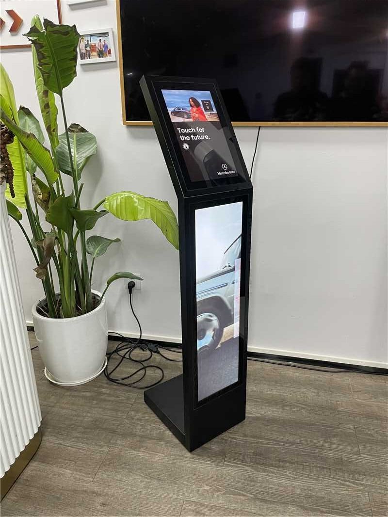Fritstående 2-i-1 touch kiosk med 15,6 tommer touchskærm og 29 tommer stretched display, set forfra i vinkel