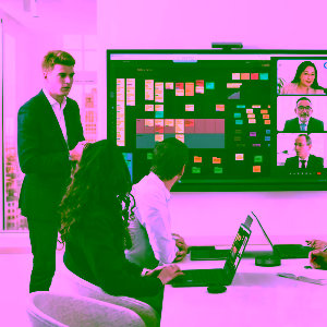 Videomøde i mødelokale med Kanban-tavle og fjerndeltagere på et Speechi smartboard