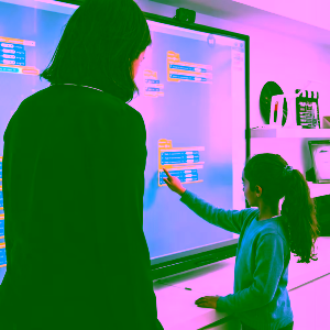 Lærer og elev arbejder med programmering på et Speechi smartboard